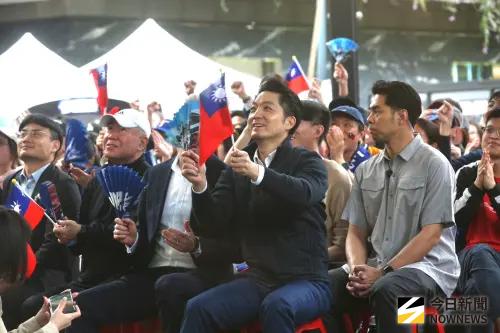 WBC首戰澳洲隊！蔣萬安出席直播派對　贈澳洲駐台代表「臭豆腐」