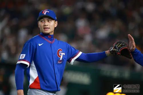 經典賽多夯？視網膜差點被機車撞　阿伯看轉播「比伊朗飛彈可怕」