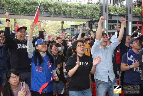 ▲中華隊在第9局展現超強氣勢，讓觀看轉播的民眾熱血沸騰，戶外直播派對現場加油聲響徹雲霄，還有人揮舞著台灣國旗，氣勢相當驚人。（圖／記者邱曾其攝）