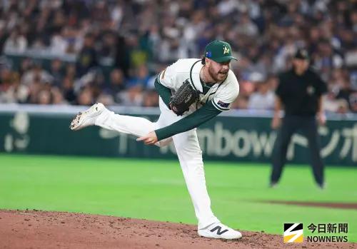 ▲奧洛林（如圖）的觸身球打傷陳傑憲，讓不少偏激的台灣球迷湧入他的社群開罵，奧洛林因此將IG關成私人。（圖／記者葉政勳攝）