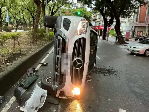 快訊／北市嚴重連環車禍！賓士彈飛「整輛側躺馬路」現場撞成一團