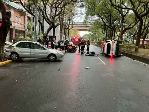 ▲警消將嚴男救出後由拖吊車將事故車排除，現場於案發1小時30分鐘後恢復正常車流。（圖／警方提供）