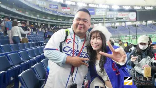 ▲味全龍啦啦隊小螞蟻（左）與心璇一同現身場邊應援。（圖／記者張一笙攝）