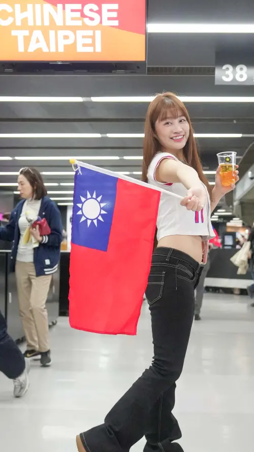 ▲陳伊帶著國旗進場為中華隊加油。（圖／記者張一笙攝）