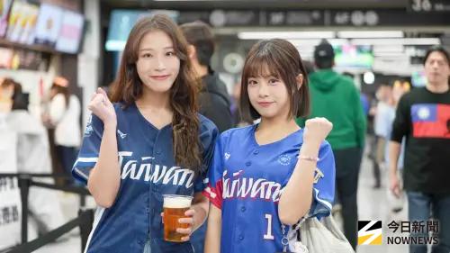 ▲味全龍群群（右）與友人一同到東京巨蛋，為中華隊加油。（圖／記者張一笙攝）