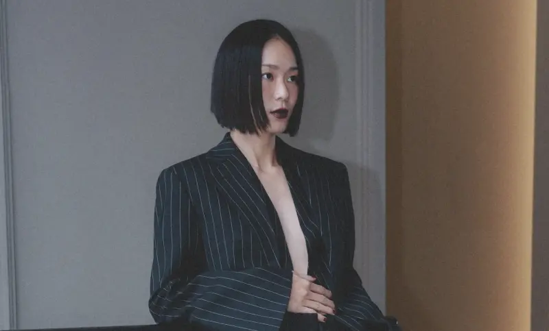 鍾瑶登米蘭時裝週被搭訕！西裝外套裡面全裸　整片膚色露出太辣