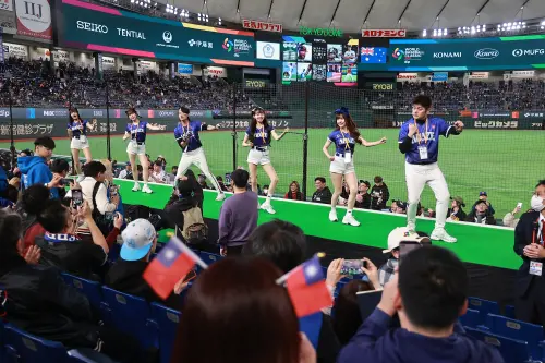 ▲根據《NOWnews》特派記者現場報導，儘管開幕戰在平日午間的12點舉行，但東京巨蛋座無虛席，擠滿狂熱的台灣球迷，隨著CT AMAZE提前應援。（圖／記者葉政勳攝 ,2026.03.05）