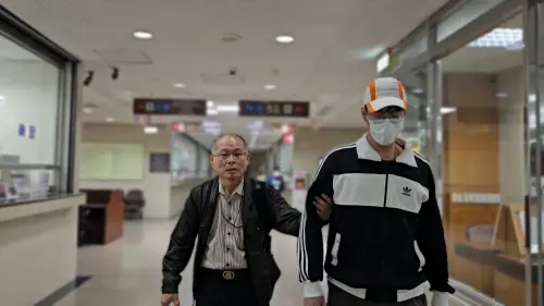 ▲蔡侁甫（右）開庭遭堵訪時全程沉默，律師多次要求記者不要拍，還說這件事沒那麼重要。（圖／記者劉松霖攝）