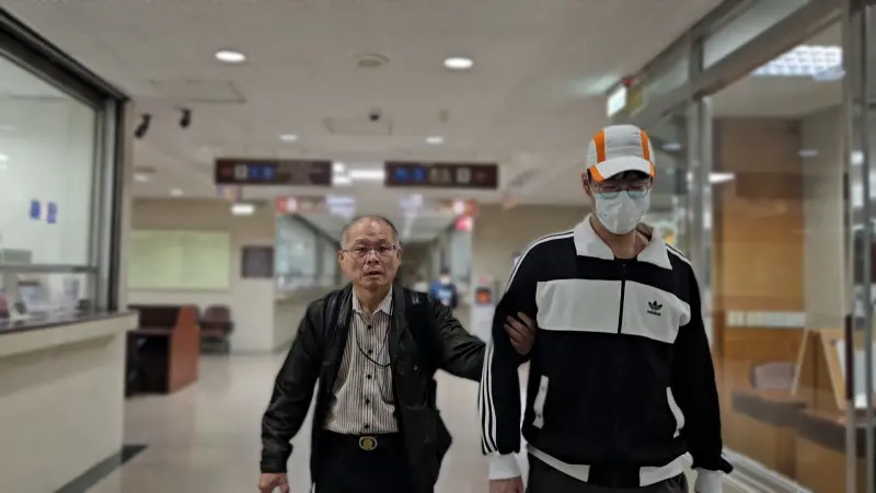    ▲蔡侁甫（右）開庭遭堵訪時全程沉默，律師多次要求記者不要拍，還說這件事沒那麼重要。（圖／記者劉松霖攝）  