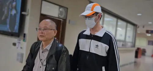 ▲記者詢問蔡侁甫（右）為何考上台大牙醫沒愛惜自己羽毛，他並未回應，只在法院內來回兜圈子。（圖／記者劉松霖攝）