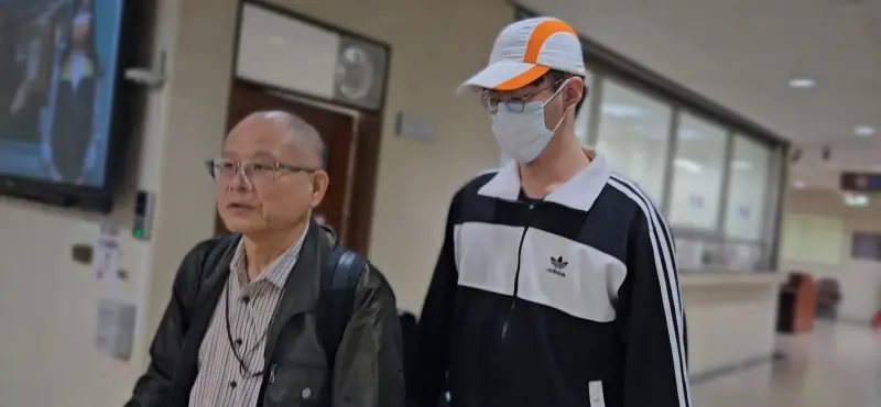    ▲記者詢問蔡侁甫（右）為何考上台大牙醫沒愛惜自己羽毛，他並未回應，只在法院內來回兜圈子。（圖／記者劉松霖攝）  