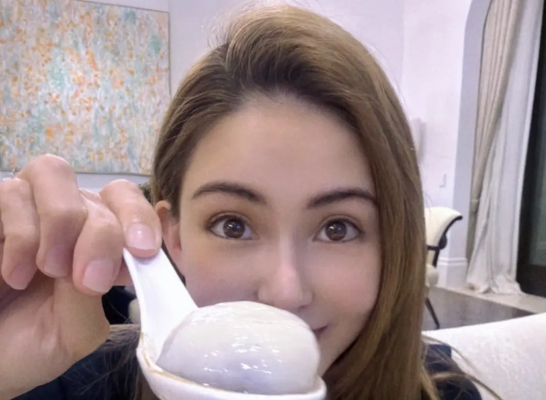 ▲周杰倫老婆昆凌（如圖）在元宵節曬出一張「餵你吃湯圓」，曝光了老公的甜蜜拍攝視角，帶有金邊的碗一只要價1千元以上，成為另外的話題。（圖／翻攝自小紅書）