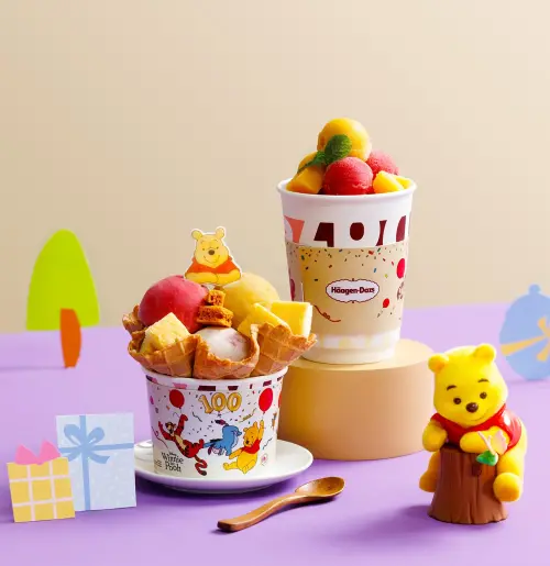 ▲哈根達斯「小熊維尼百年慶典」新品，左起：「瓦夫聖代」335元、「冰淇淋凍飲」365元。（圖／哈根達斯haagen-dazs.com.tw）