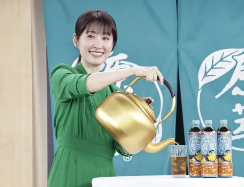 ▲田中千繪以凍齡的優雅氣質擔任日式麥茶的代言人，泡茶動作看來有模有樣。（圖／記者吳翊緁攝）