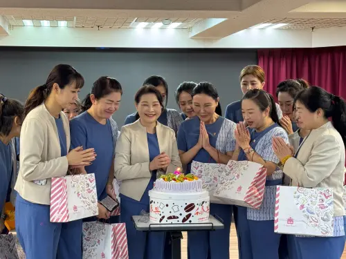 ▲愛妮雅3月份教育訓練在熱烈氛圍中展開，現場安排精神喊話、互相握手擁抱祝福，並為員工慶生。（圖／業者提供）