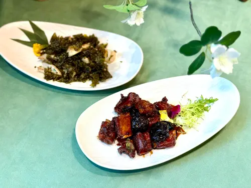 ▲左起：「干炸季節筍」558元、承德本家限定「果韻蜜棗嫩排骨」568元。（圖／記者蕭涵云攝）