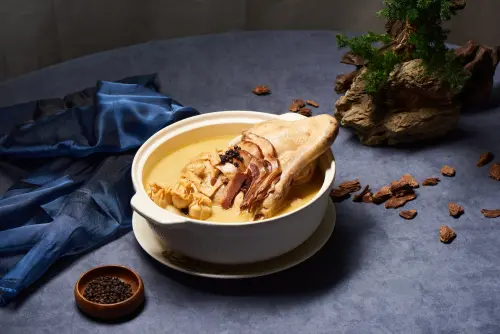 ▲承德本家限定「海風杜松燉老鴨」1880元；另有「鮮蟹粉泡飯」398元。（圖／上海鄉村shanghaikitchen.com.tw）