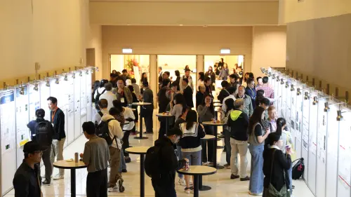 ▲會場同步展出25篇涵蓋單細胞多體學、CAR-T實體腫瘤治療、登革熱時空分析等前沿領域的學術海報。（圖／高醫大提供）