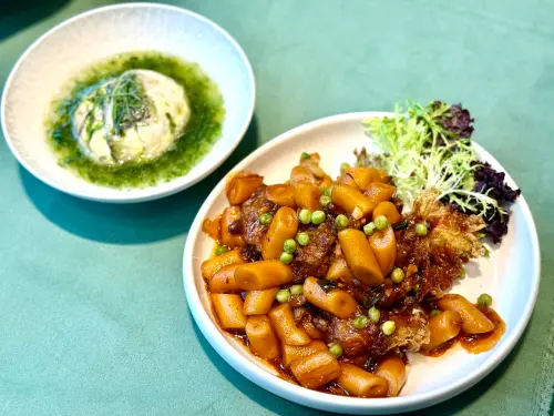 ▲左起：「浮萍池浸珍珠斑」298元（位上）、承德本家限定「龍華醬爆軟殼蟹」468元。（圖／記者蕭涵云攝）