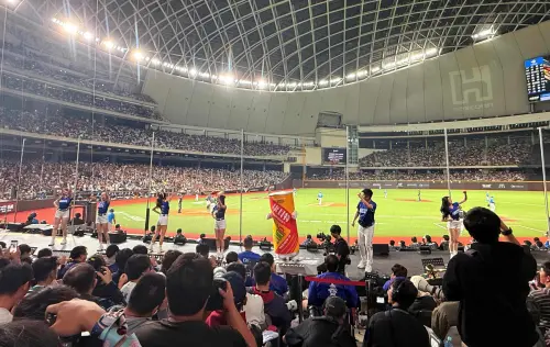 ▲康貝特200P EX能量公仔現身看台，與球迷擊掌互動、合影留念，帶動應援氣勢。（圖／品牌提供）