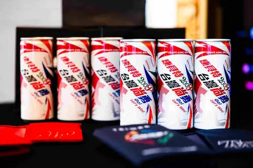 ▲康貝特200P EX推出「台灣尚勇」應援限量新包裝，結合棒球縫線、揮棒剪影與「Go! Let’s Win!」應援字樣，增添速度感與賽事張力。（圖／品牌提供）