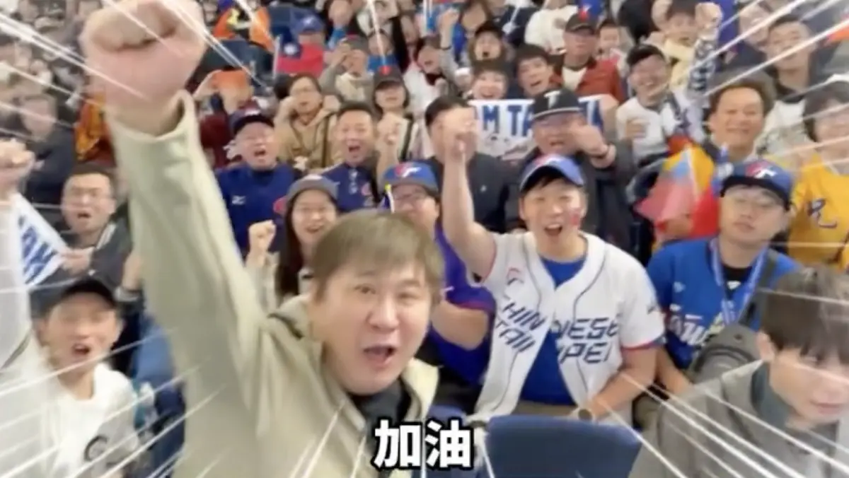 ▲2026世界棒球經典賽WBC在東京巨蛋開打，胡瓜也前往現場應援，甚至邀請現場粉絲一起喊「下面一位」，氣氛瞬間嗨到高點。（圖／IG@nextone_gua）