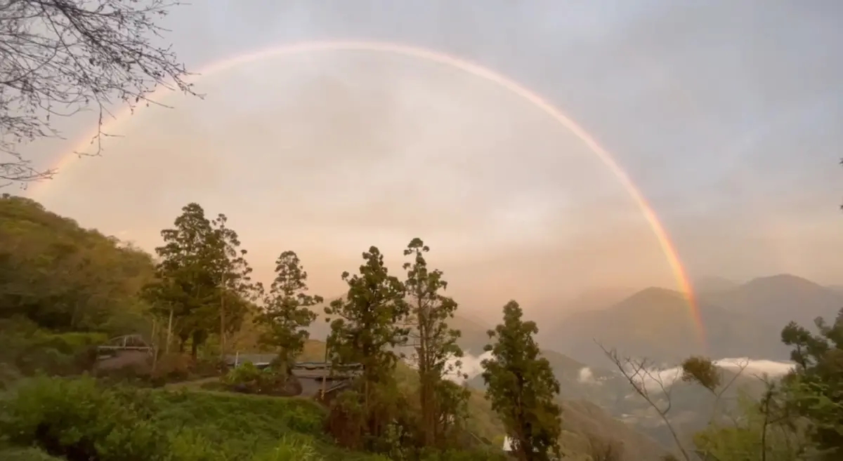 ▲從清境農場瑞雪亭觀景台方向望出去，超巨大的虹霓橫跨好幾個山頭。（圖／清境農場提供，2026.03.05）