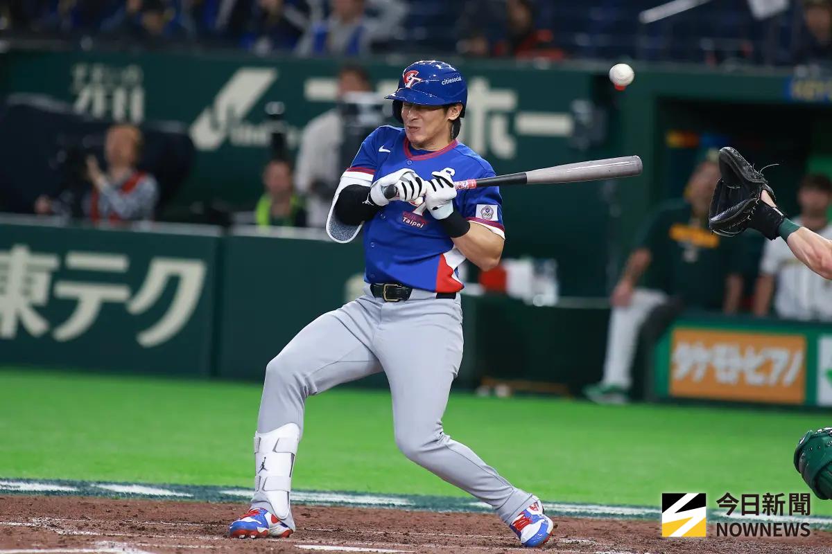 ▲經典賽中華隊隊長陳傑憲，遭到澳洲隊投手奧洛林觸身球，導致左手食指遠端骨裂。（圖／記者葉政勳攝）