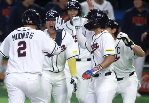 ▲第5棒文保景抓住帕沙克的失投球，一棒掃出中外野大牆，幫助南韓取得領先。(圖/特派記者葉政勳攝)