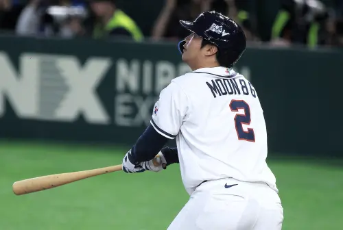 ▲第5棒文保景抓住帕沙克的失投球，一棒掃出中外野大牆，幫助南韓取得領先。(圖/特派記者葉政勳攝)