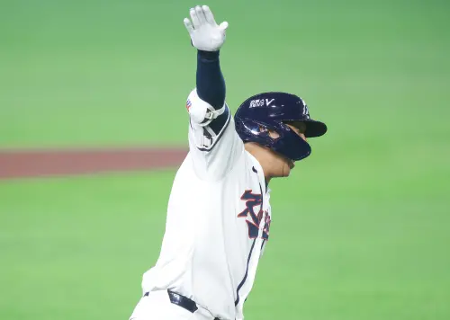 ▲南韓隊首局就展現出的「核武級」火力讓現場觀眾驚嘆連連。南韓隊不僅在投手端穩定壓制，打擊端更是把握住大局機會一擊必殺。(圖/特派記者葉政勳攝)