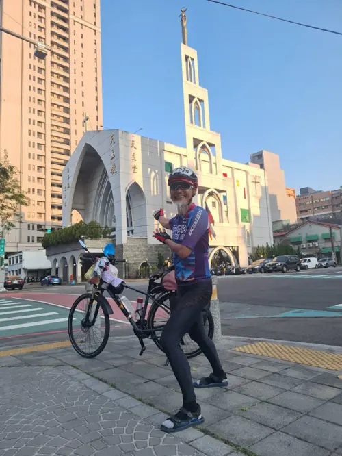 ▲陳敏先老師城市騎行身影，展現銀髮樂活精神。(圖/陳敏先老師提供)