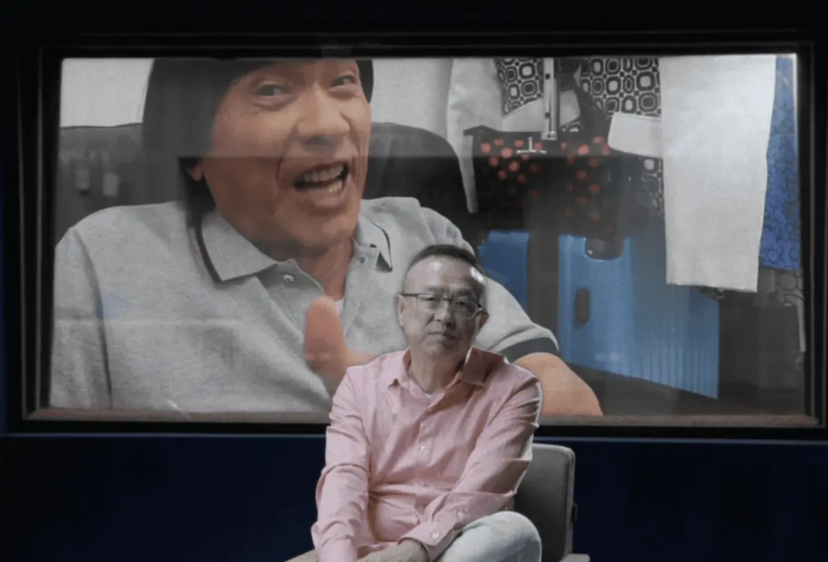 ▲豬哥亮（後）復活了！《高雄有顆藍寶石》讓秀場天王透過AI再生，勾起粉絲懷念，也揭開他的招牌馬桶蓋頭由來，他的長子謝順福（前）也在片中回憶當年點滴。（圖／高雄流行音樂中心提供）