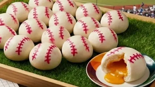 ▲ 「港都茶樓」推出期間限定的「棒球應援美味戰」，打造造型圓潤可愛、吸睛度滿分的「棒球流沙包」。（圖／高雄翰品酒店提供）