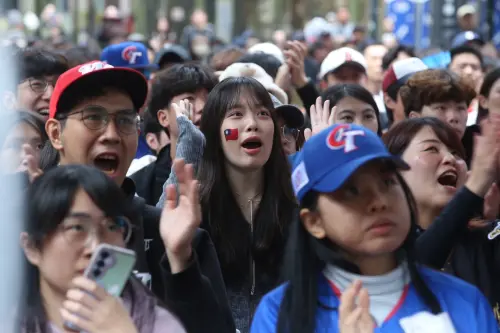 ▲球迷臉上貼著國旗激動吶喊，信義香堤廣場戶外轉播氣氛嗨到最高點！今晚6點迎戰日本，除了有大螢幕直播，現場打卡還能參加抽機票活動，下班趕快衝一波。（圖／記者邱曾其攝,2026,03,05）