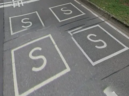 ▲台東縣警察局交通隊在2018年就曾指出，地面上的「S方格」是道路感應線圈的標誌，通常設置於路口或斑馬線附近，主要目的是強化交通安全與違規執法。（圖／翻攝自Google Maps）