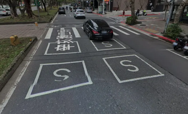 馬路上「4個方格S」什麼意思？警方解答：長知識了　一堆駕駛中招