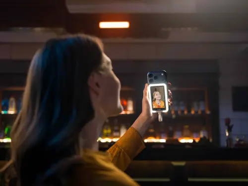 ▲Insta360 Snap與專業美妝光學品牌 AMIRO 共同打造「Snap 手機自拍螢幕（補光版）」。（圖／官方提供）