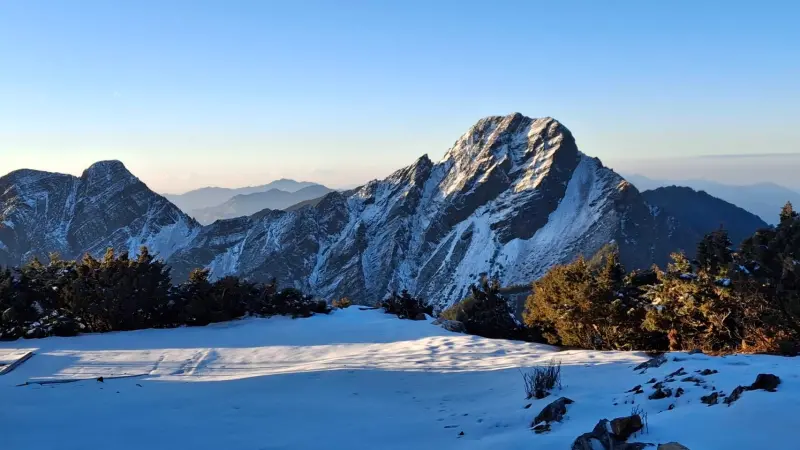 玉山3/6最新雪景曝！積雪5公分　絕美日出伴無敵雲海美炸（圖多）