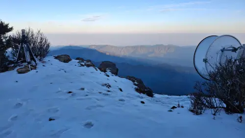 ▲冰雪中的觀測任務： 衛星天線與觀測腳架挺立在雪地中，地面的足跡記錄了氣象人員在低溫下辛勤觀測的日常。（圖／中央氣象署提供）