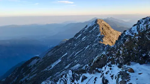 ▲壯麗雪山稜線： 初陽灑落在被白雪覆蓋的山稜上，明暗對比勾勒出台灣最高峰雄偉且剛毅的姿態。（圖／中央氣象署提供）