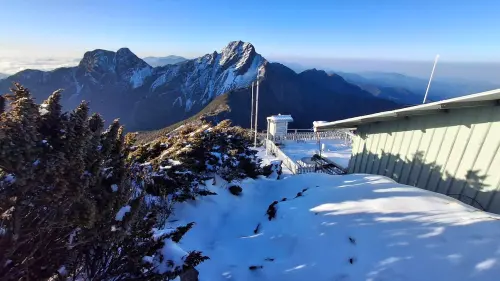 ▲全台最高崗位： 氣象站建築一隅與白雪靄靄的山峰相互輝映，展現海拔 3,858 公尺處獨有的冰雪孤高美感。（圖／中央氣象署提供）