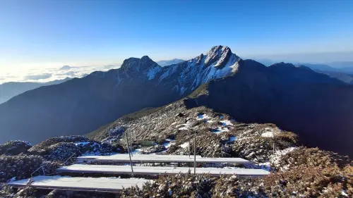 ▲太陽能設備與群山： 即使積雪覆蓋，氣象站供電設備仍努力運作，下方則是綿延不斷的壯麗山脊與雲海。（圖／中央氣象署提供）