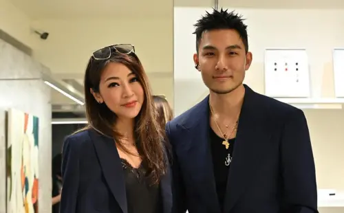 ▲王凱文（右）和妻子Angel（左）結婚10年、育有3子，目前尚未出面回應婚變。（圖／Angel IG@meowvocado）