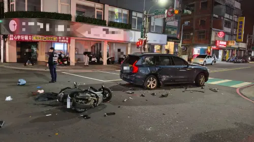 三重深夜恐怖車禍！19歲騎士猛撞小客車「凌空噴飛重摔」畫面曝光