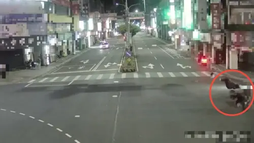 ▲駕駛小客車的43歲施姓男子和19歲伍姓騎士發生碰撞。（圖／警方提供）