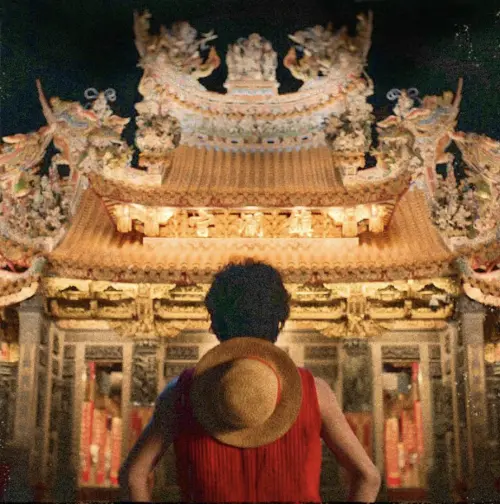 ▲大甲鎮瀾宮媽祖將護航《航海王》的要角魯夫、索隆等人，在高雄展開草帽海賊大遊行。（圖／Netflix提供）　