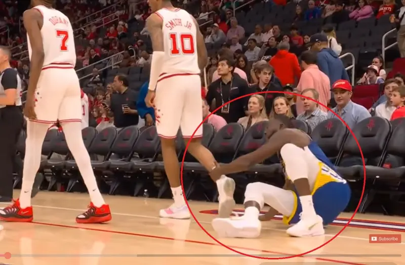 影／嘴綠又出招了！突「伸鬼手」絆倒火箭前鋒　勇士隊友也看傻眼