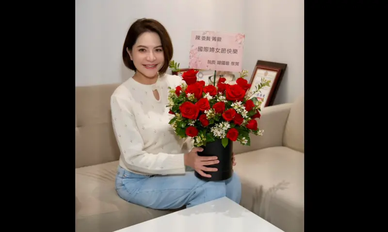 影／38婦女節！韓國瑜暖心送花：祝所有女性同胞像玫瑰綻放美麗