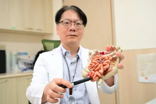 車禍揪出十公分罕見腫瘤　達文西切除保腸
